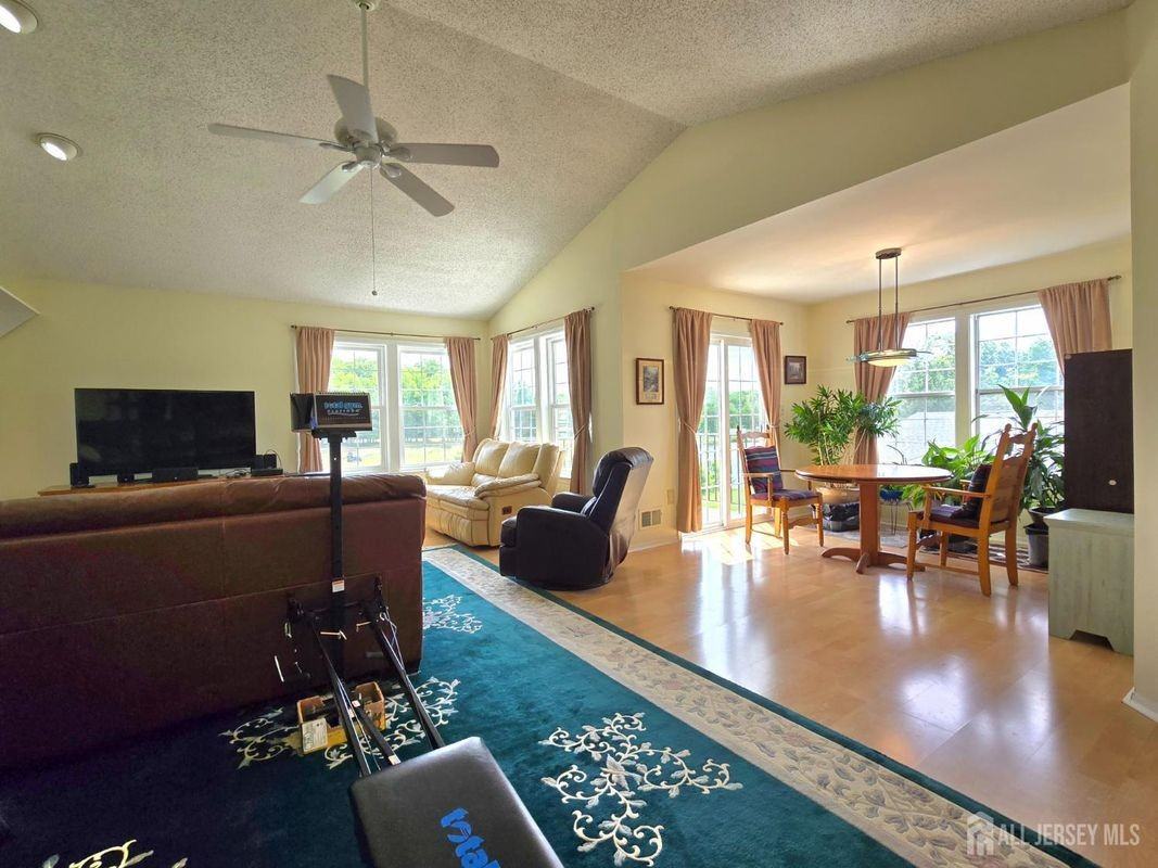 8 Glastonbury Dr - Photo 4 of 39