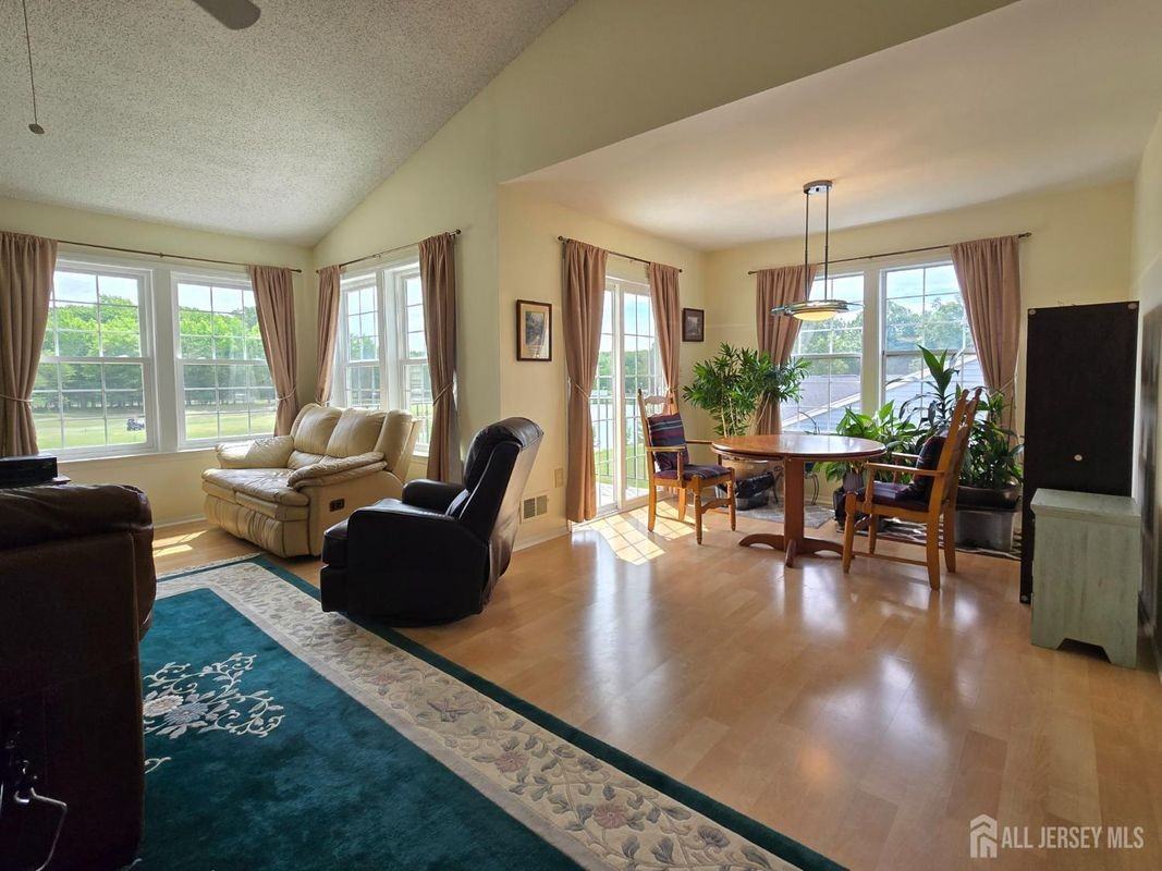 8 Glastonbury Dr - Photo 5 of 39