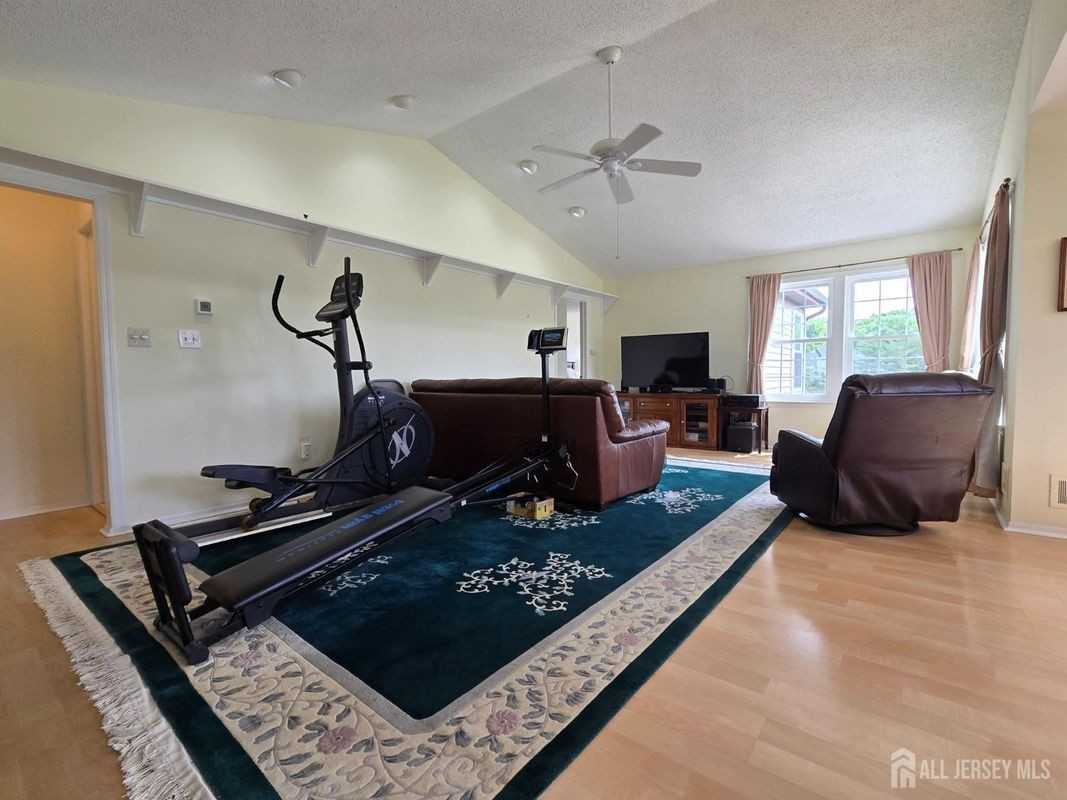 8 Glastonbury Dr - Photo 6 of 39