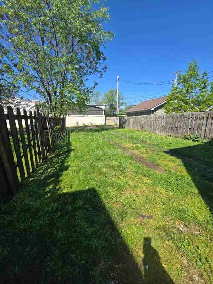 153 S Cypress Ave - Photo 5 of 10