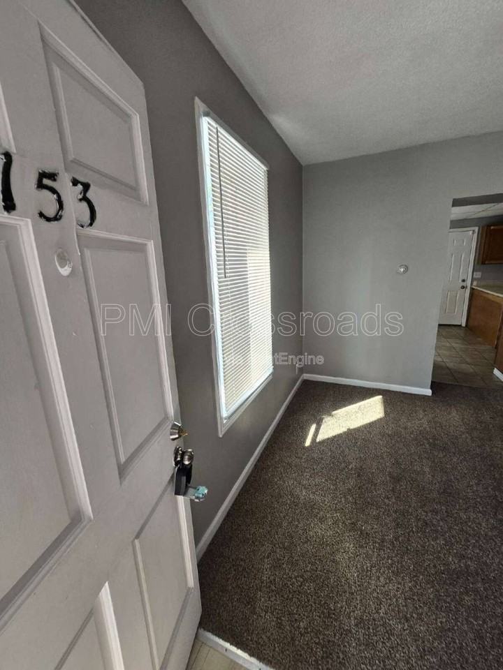 153 S Cypress Ave - Photo 6 of 10