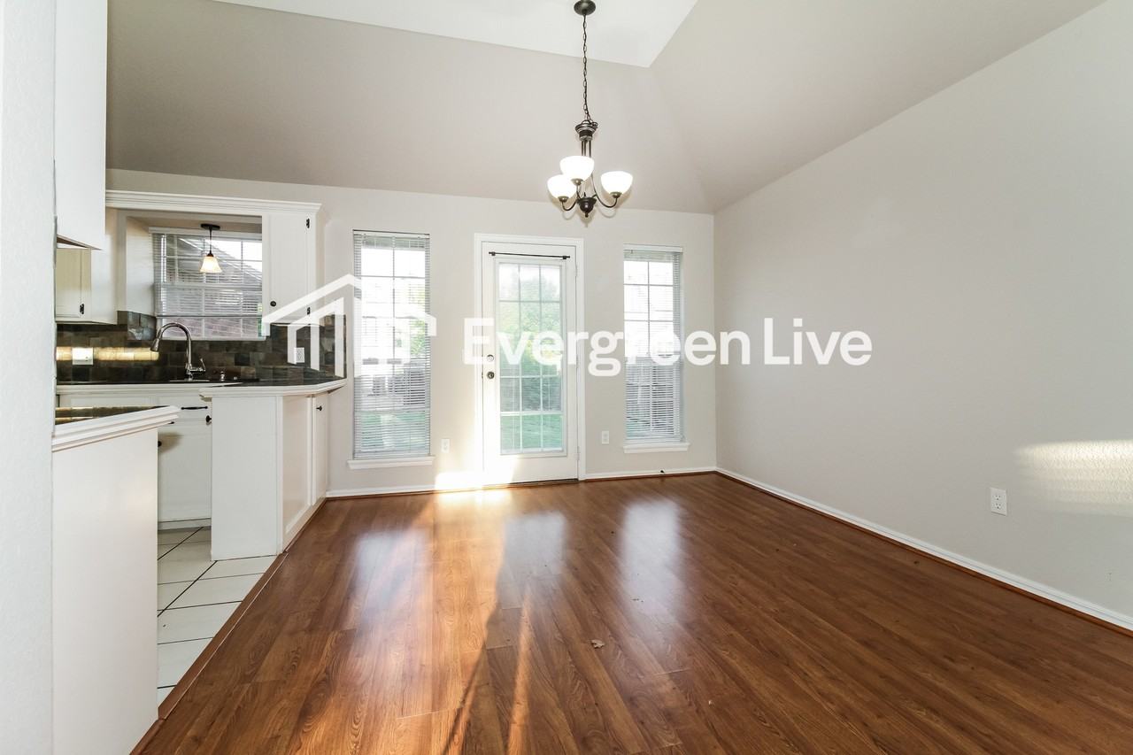 2809 Victoria Dr - Photo 5 of 16