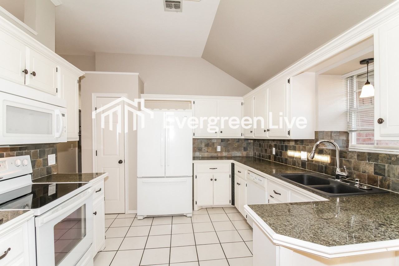 2809 Victoria Dr - Photo 7 of 16