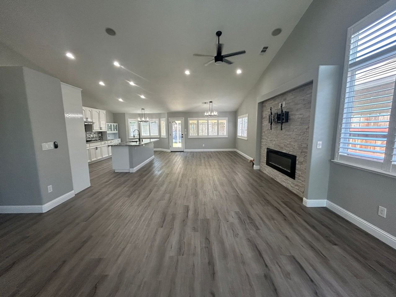 2464 Oak Crest Dr - Photo 3 of 21