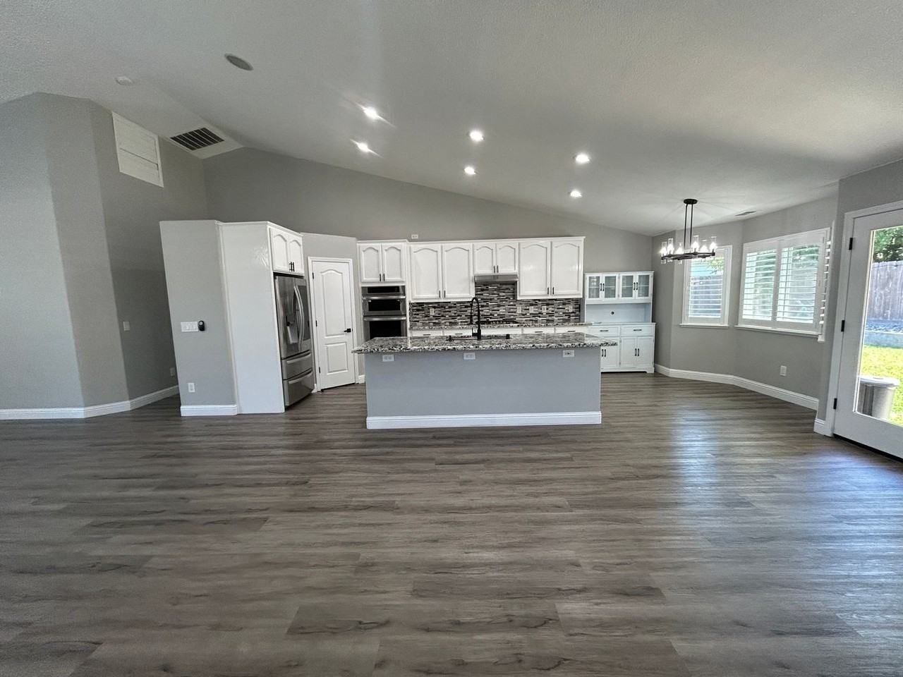 2464 Oak Crest Dr - Photo 4 of 21