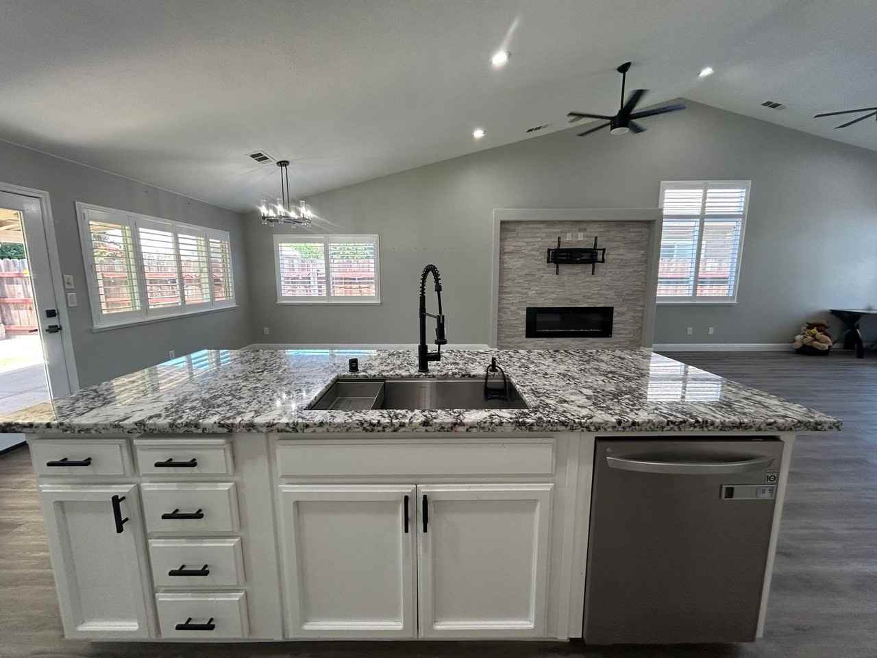 2464 Oak Crest Dr - Photo 7 of 21