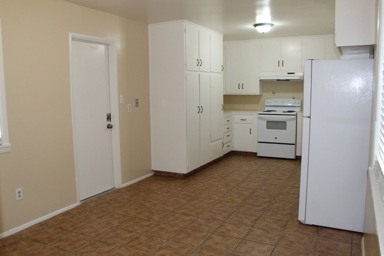 2109 Belvedere Ave - Photo 4 of 15