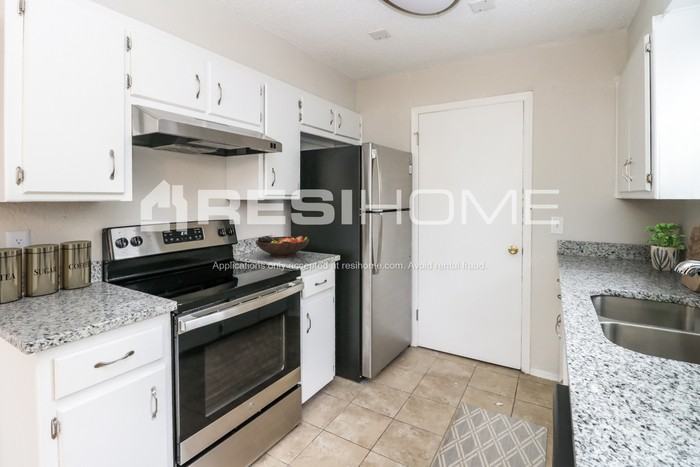 1513 Ne 6th St - Photo 2 of 15
