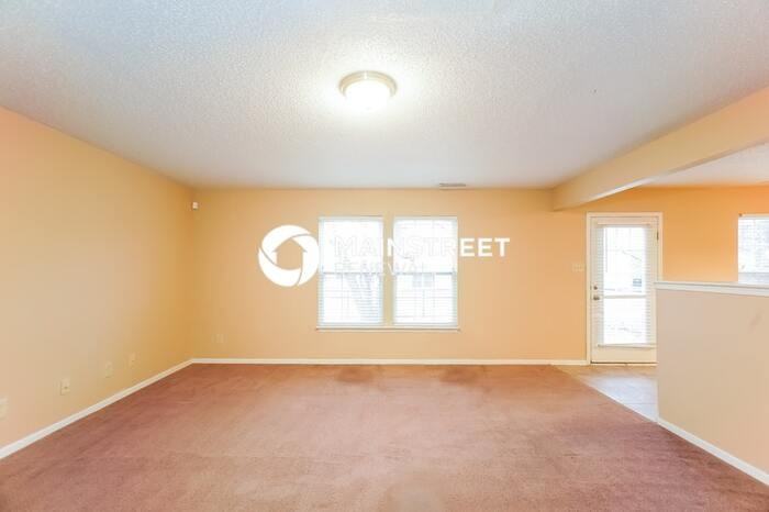 10806 Woods Dr - Photo 4 of 17
