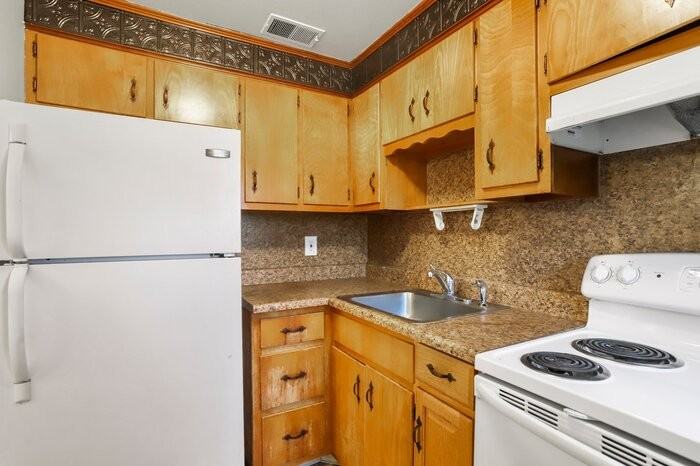 1499 N East St #14 - Photo 4 of 19