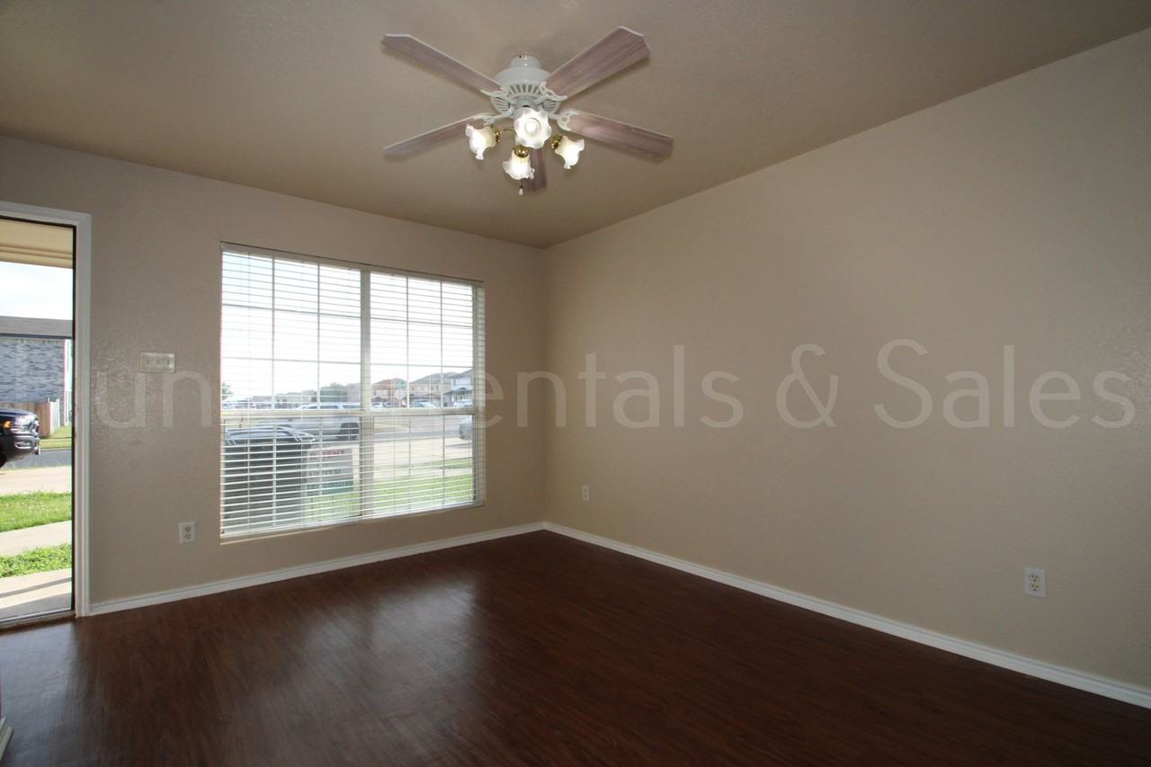 3904 Gus Dr Apt C - Photo 2 of 18