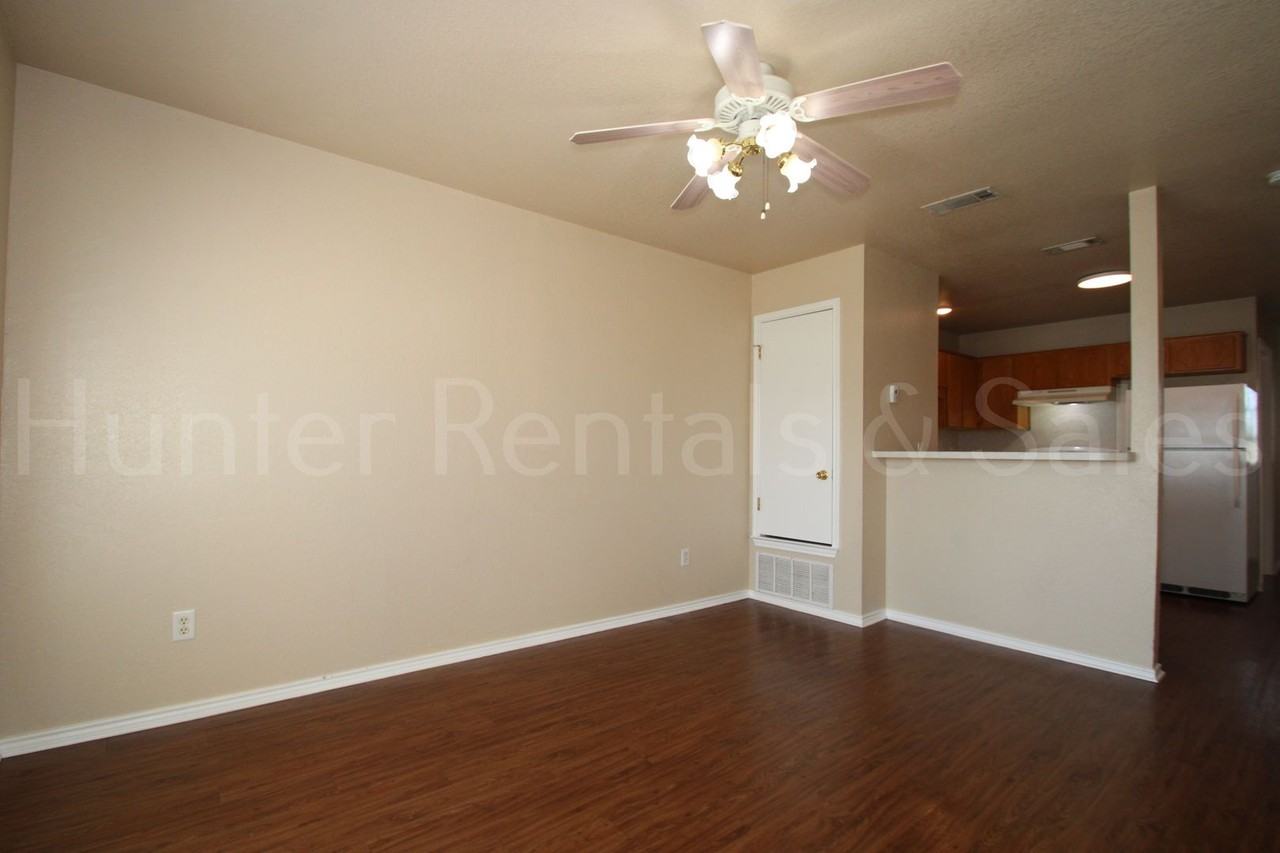 3904 Gus Dr Apt C - Photo 4 of 18