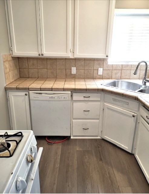 1135 1/2 E 67th St #2 - Photo 4 of 8