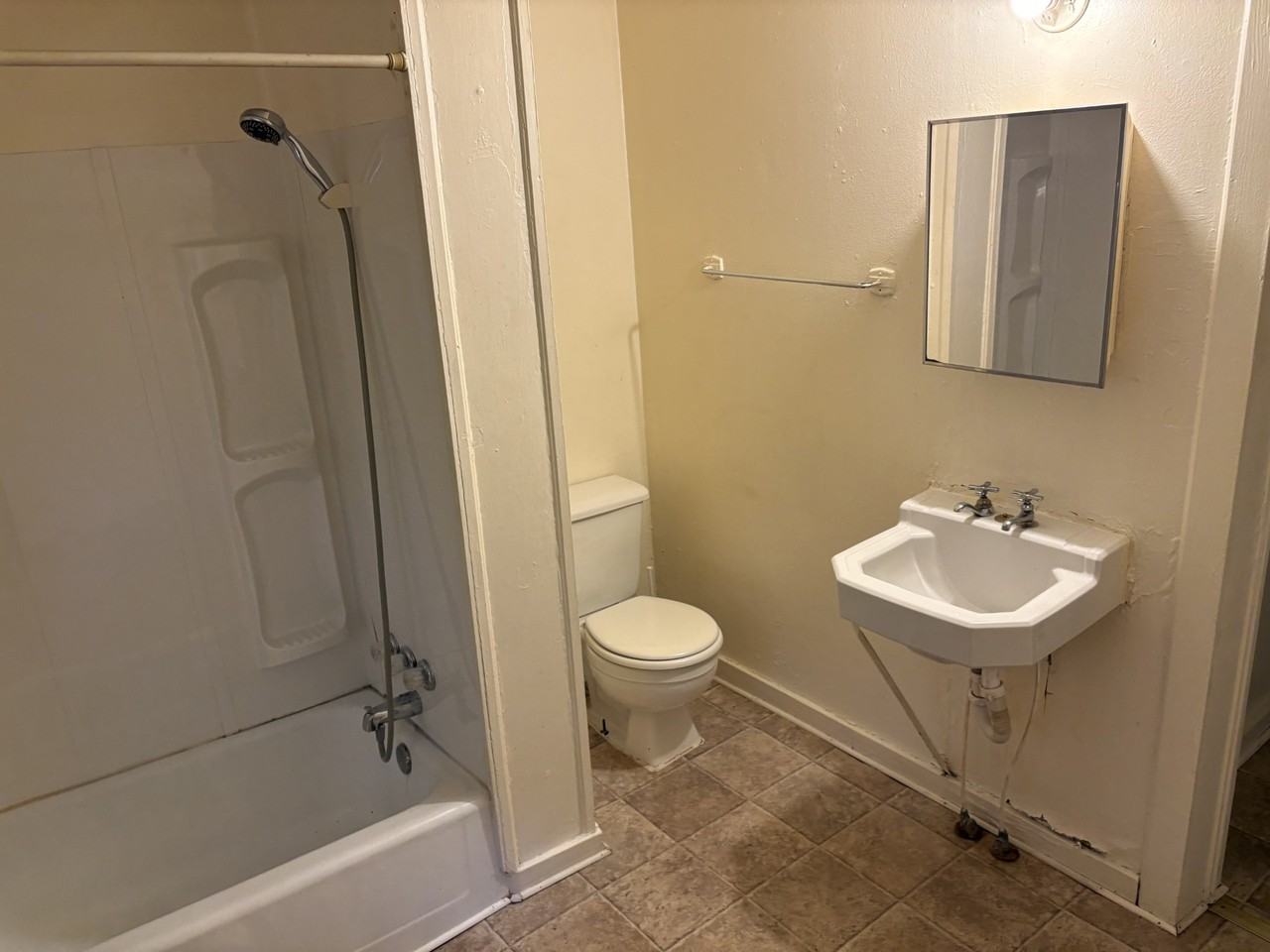 1014 W B St #A - Photo 5 of 7