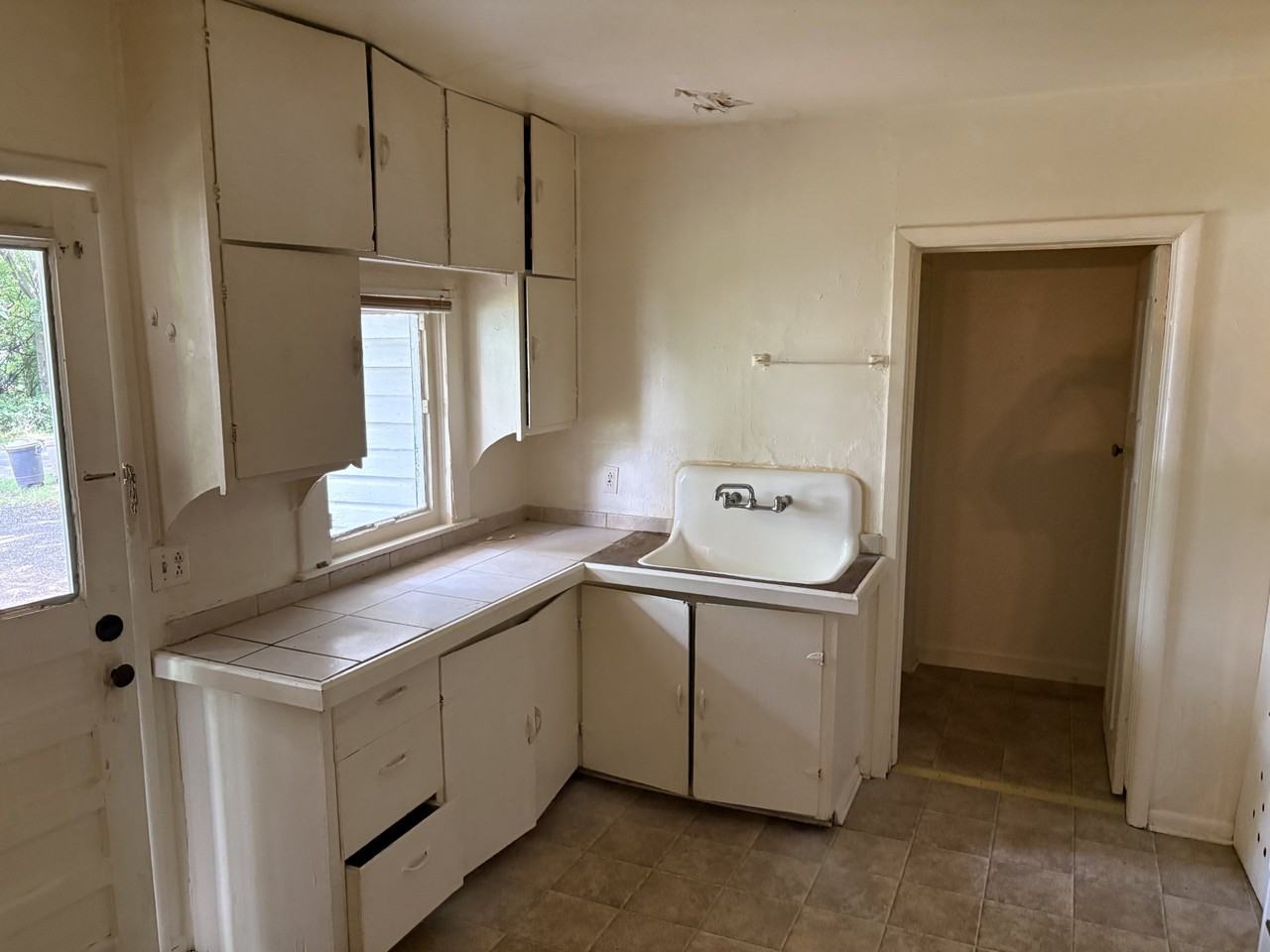 1014 W B St #A - Photo 6 of 7