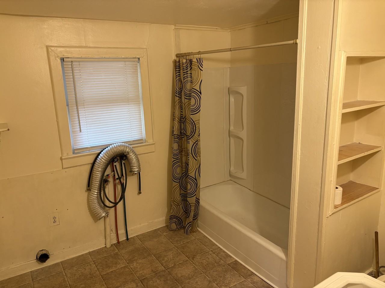 1014 W B St #A - Photo 7 of 7