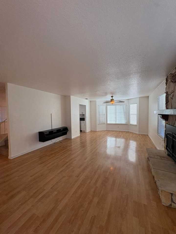 628 Saratoga Ct - Photo 3 of 23
