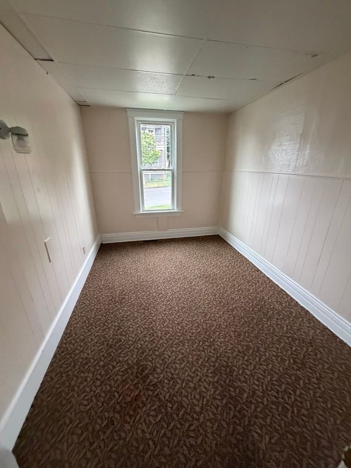 232 Wallace St - Photo 4 of 11