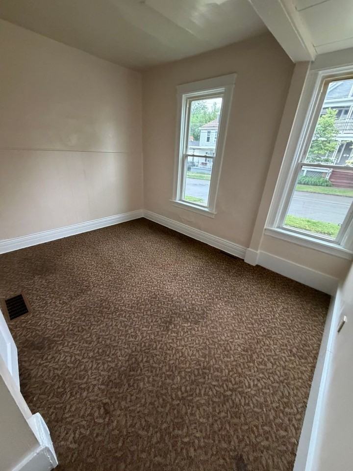 232 Wallace St - Photo 5 of 11