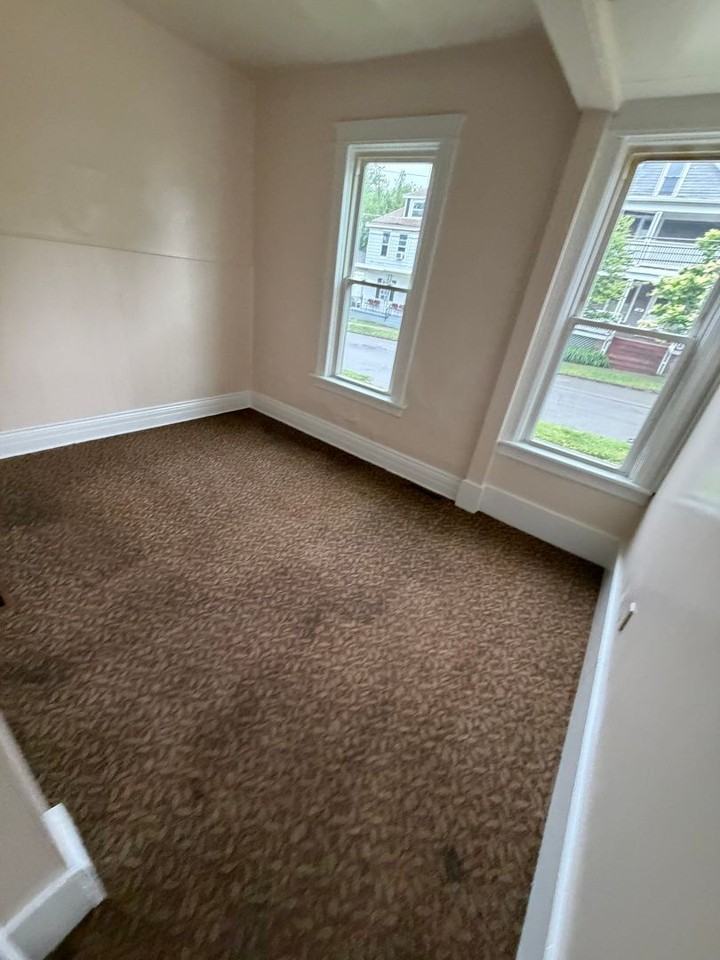 232 Wallace St - Photo 6 of 11