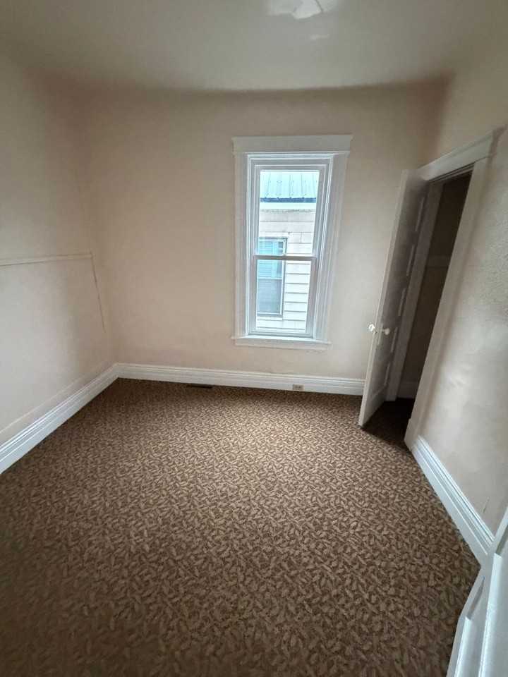 232 Wallace St - Photo 7 of 11