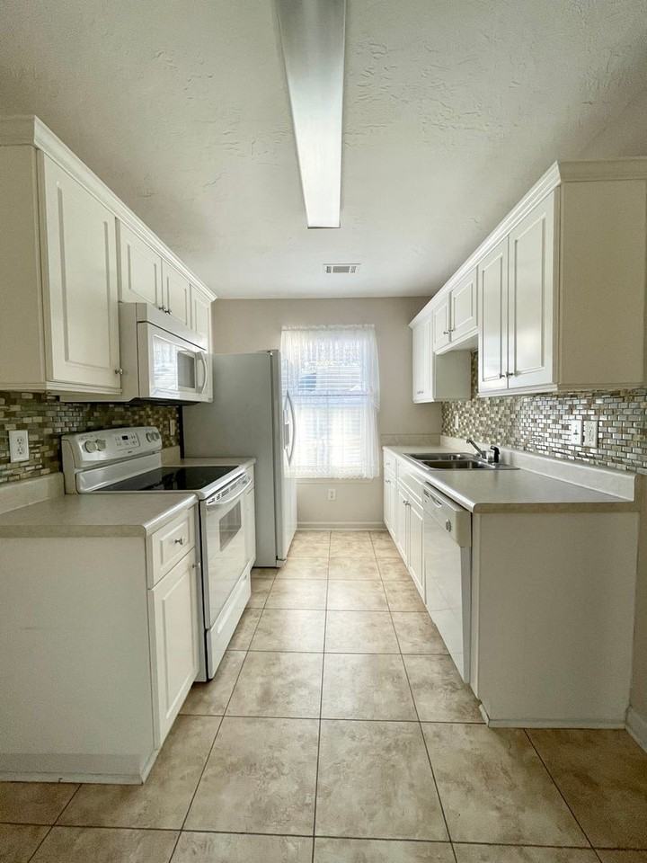 417 Regency Park Dr - Photo 4 of 13