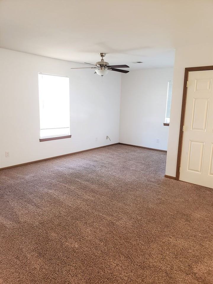 1119 Yuma St - Photo 4 of 24
