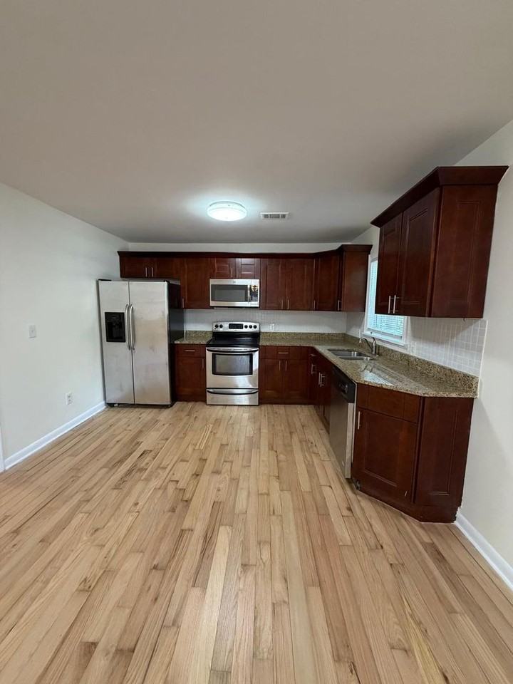 637 Parkdale Dr - Photo 4 of 15