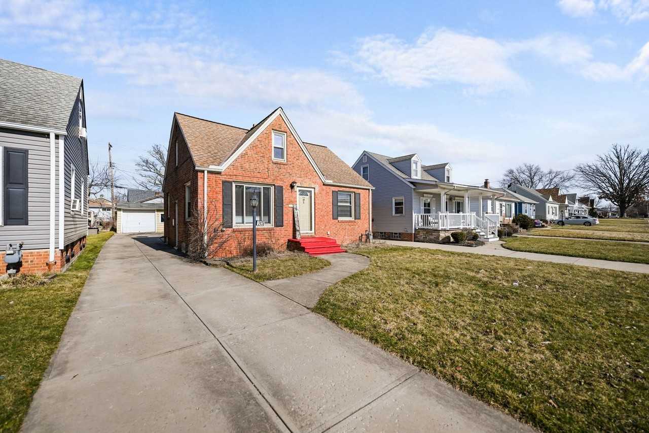 2438 Brookdale Ave - Photo 2 of 28