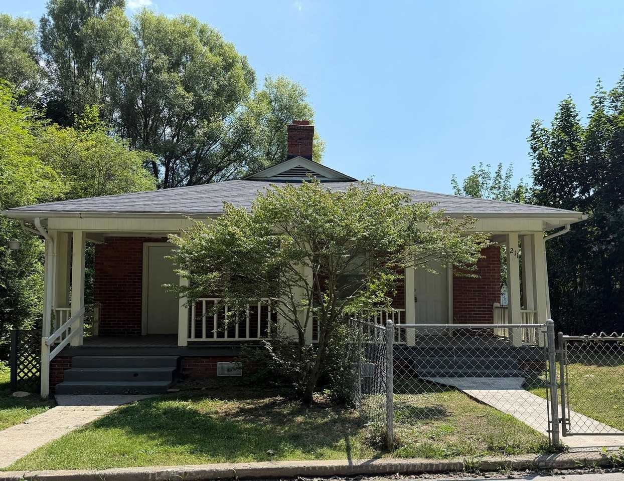 211 Dennis St - Photo 2 of 29