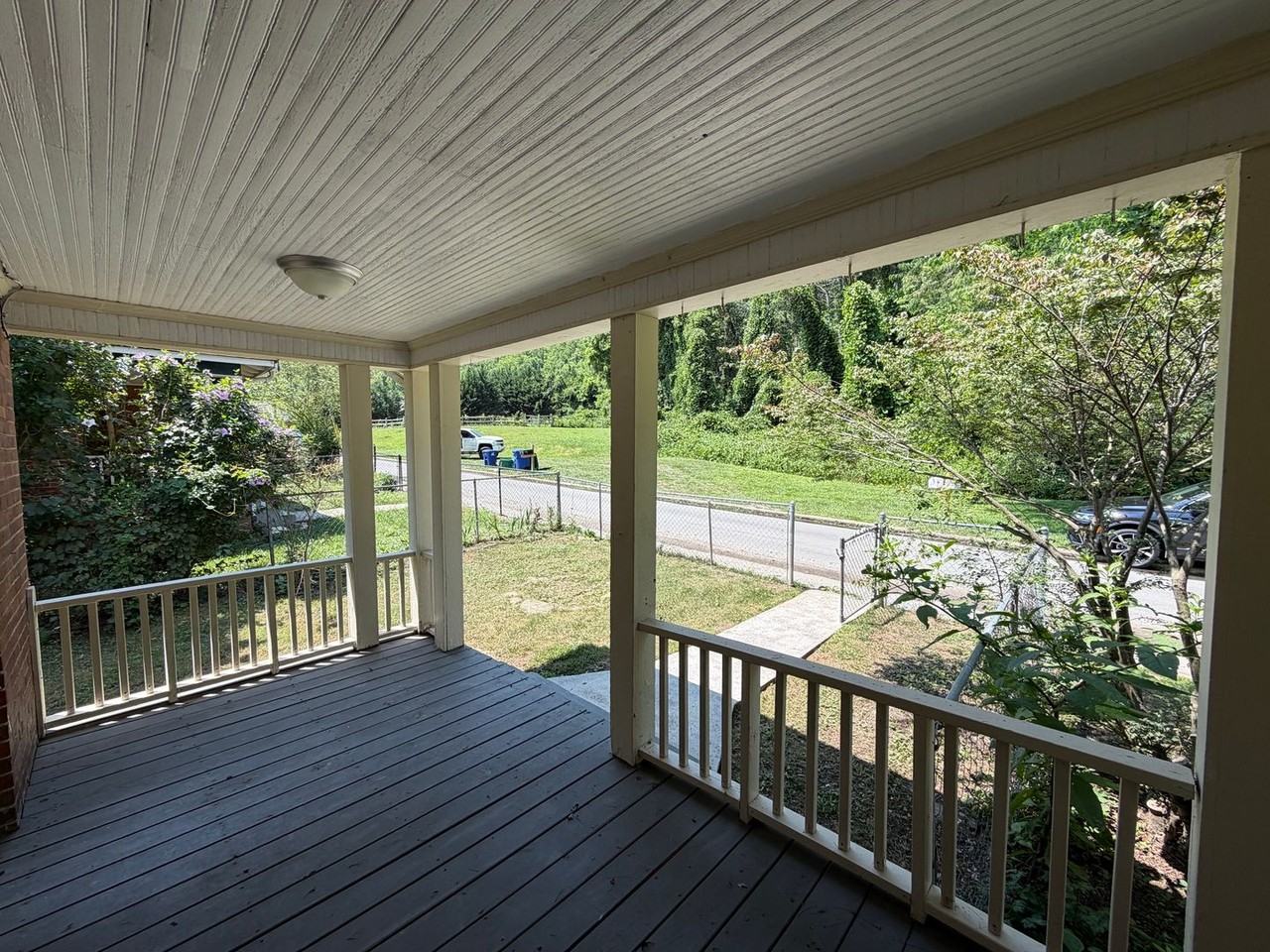 211 Dennis St - Photo 3 of 29