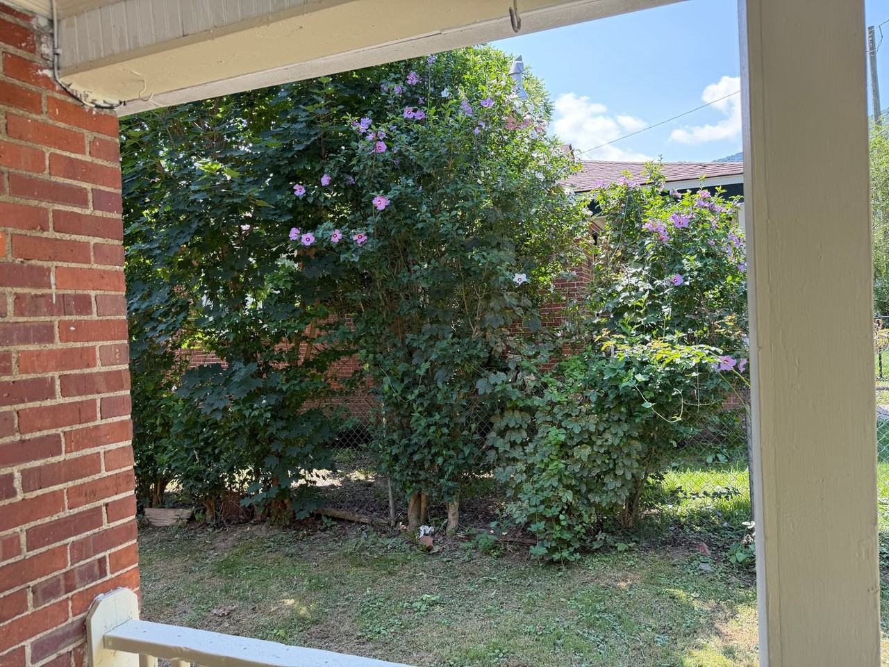 211 Dennis St - Photo 4 of 29