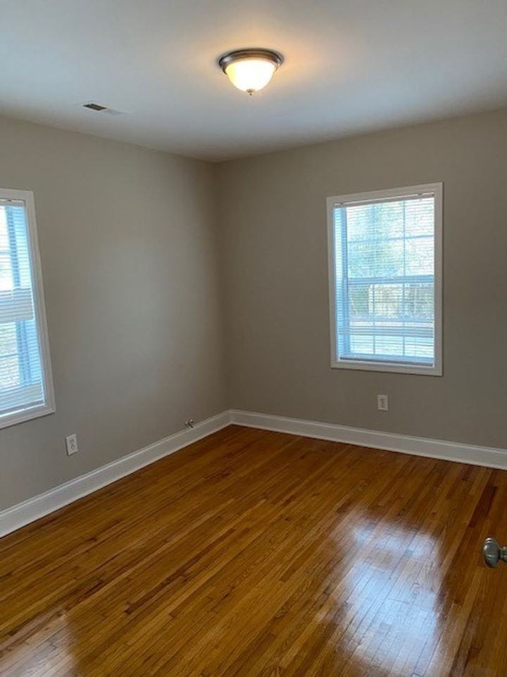 1304 Lineberger Ave - Photo 2 of 7