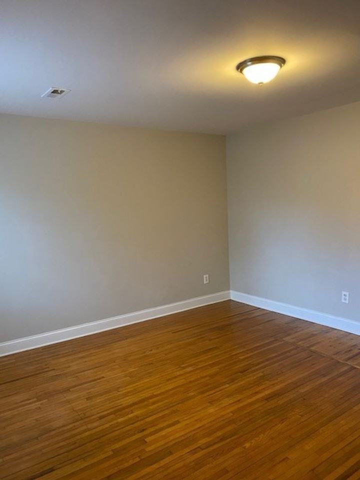 1304 Lineberger Ave - Photo 4 of 7