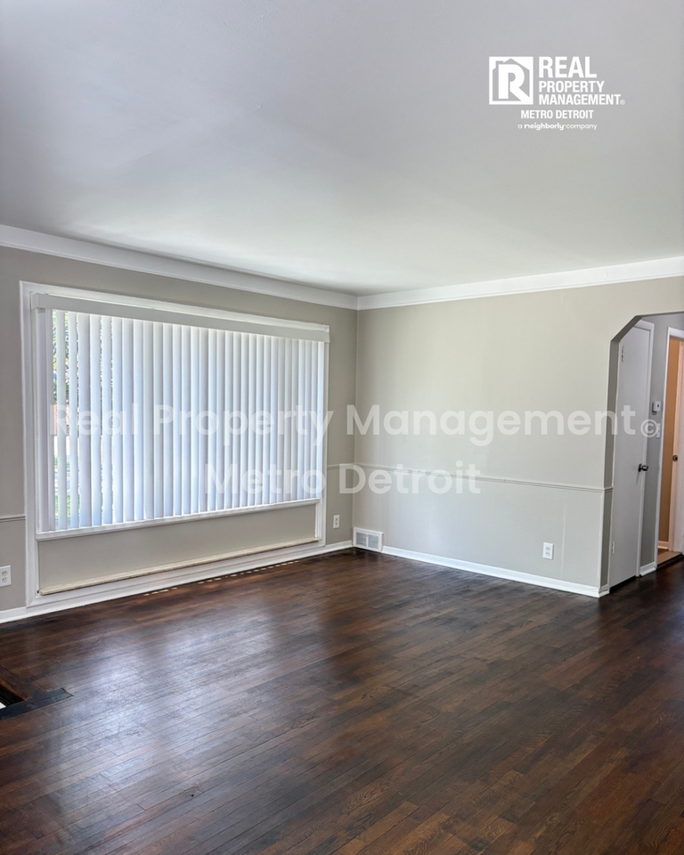 19535 Woodmont St - Photo 3 of 13