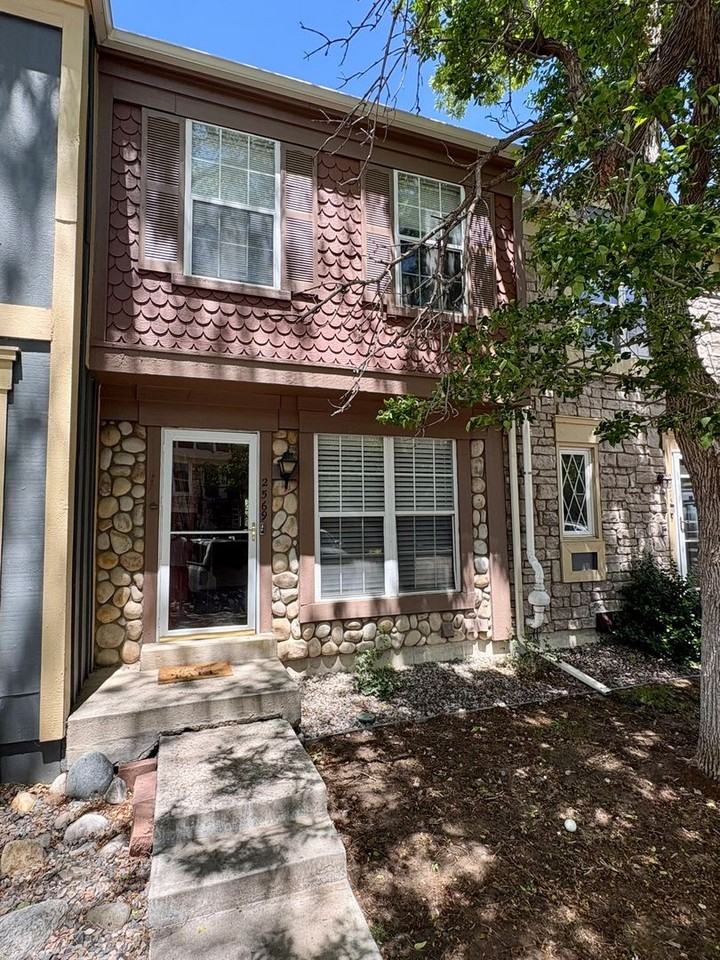 2569 E Nichols Cir - Photo 2 of 25