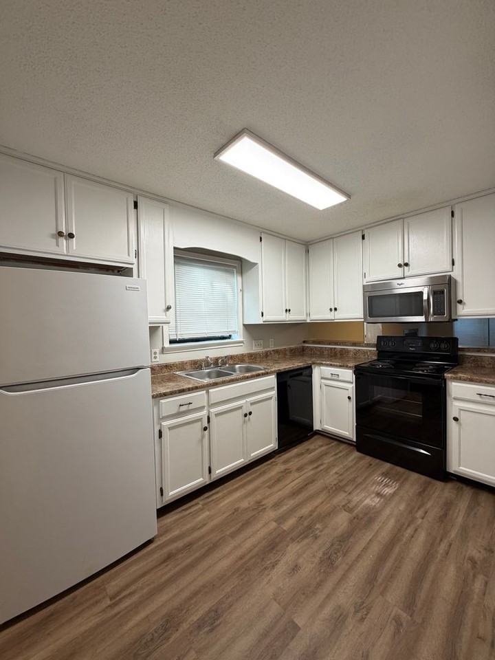 404 Eastdale Rd S #B - Photo 4 of 17