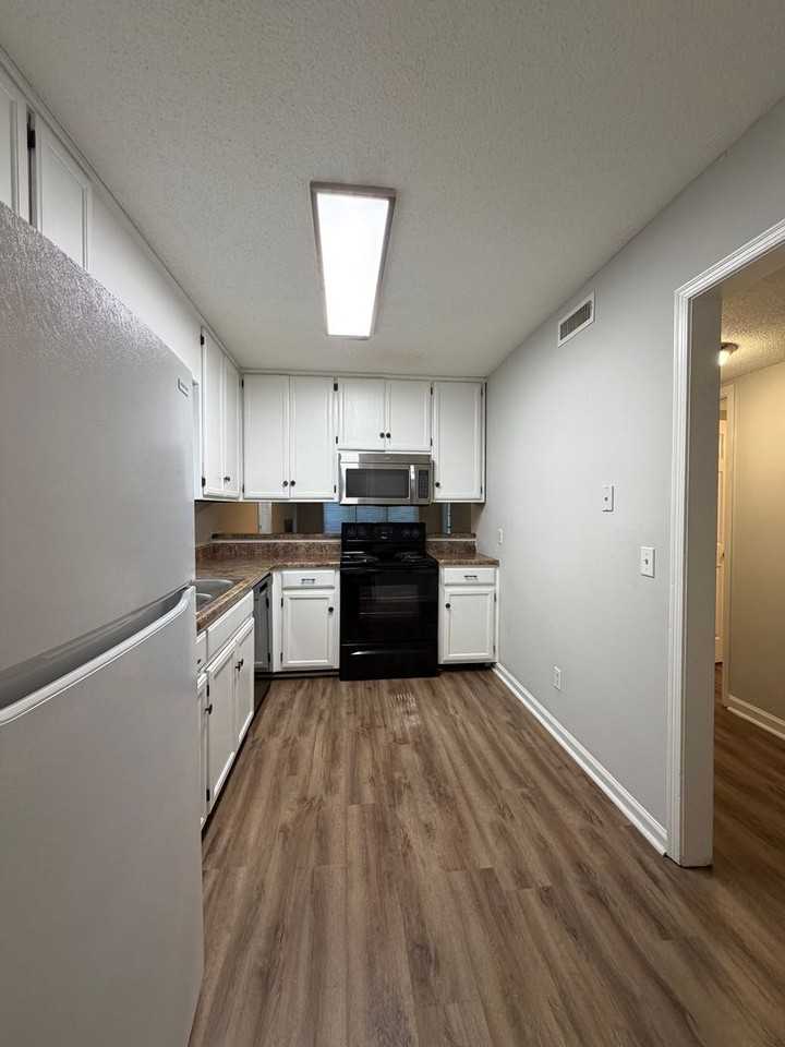 404 Eastdale Rd S #B - Photo 6 of 17