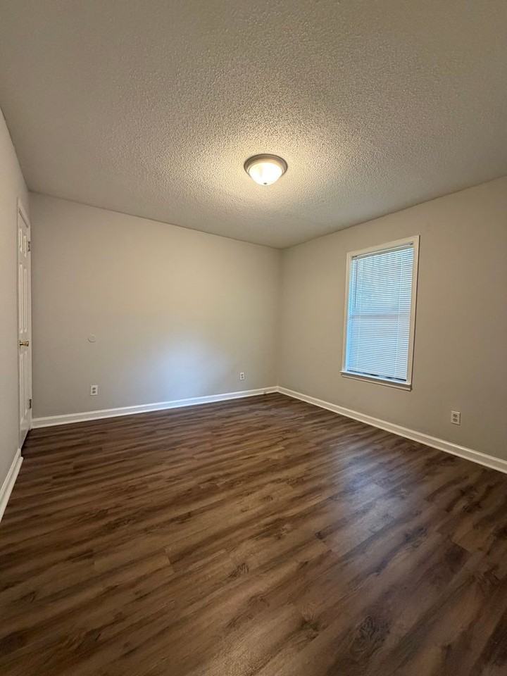 404 Eastdale Rd S #B - Photo 7 of 17