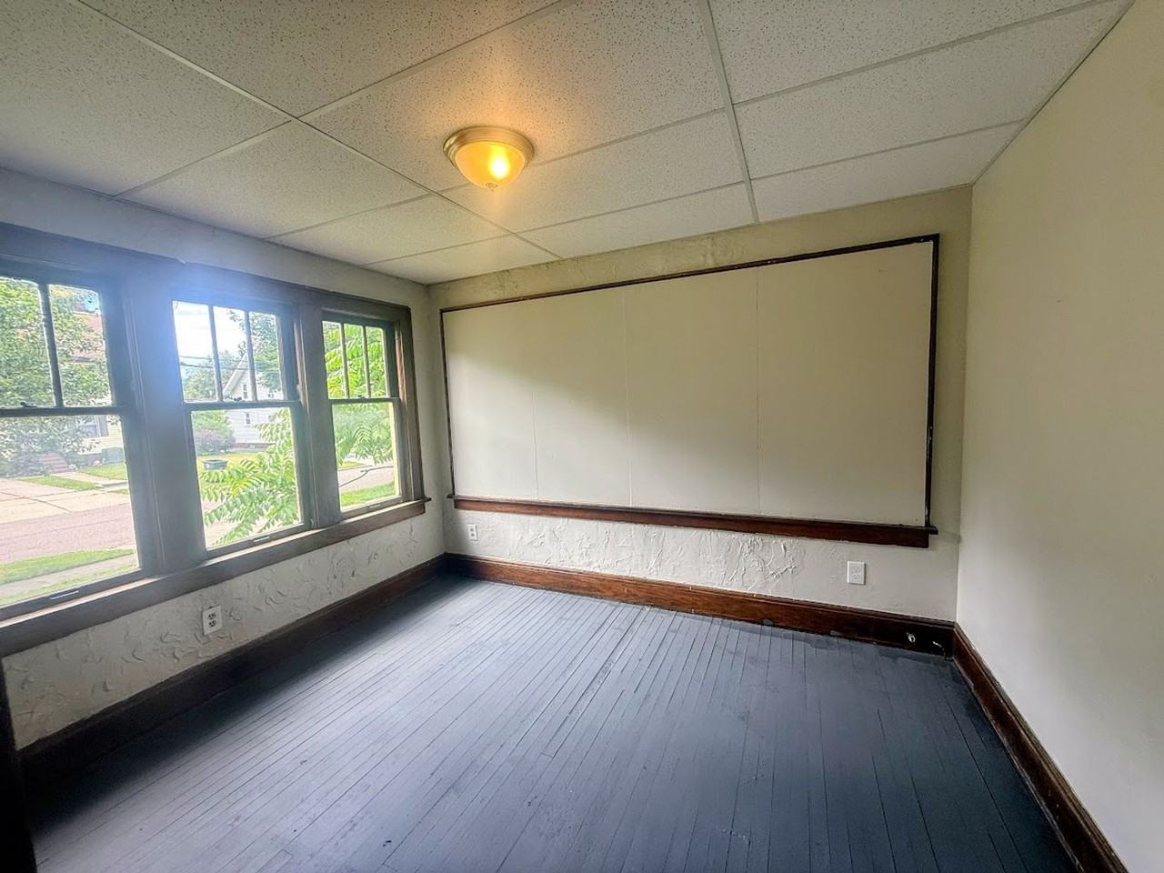 325 Grace Ave - Photo 5 of 17