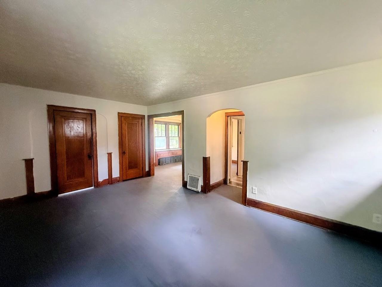 325 Grace Ave - Photo 6 of 17