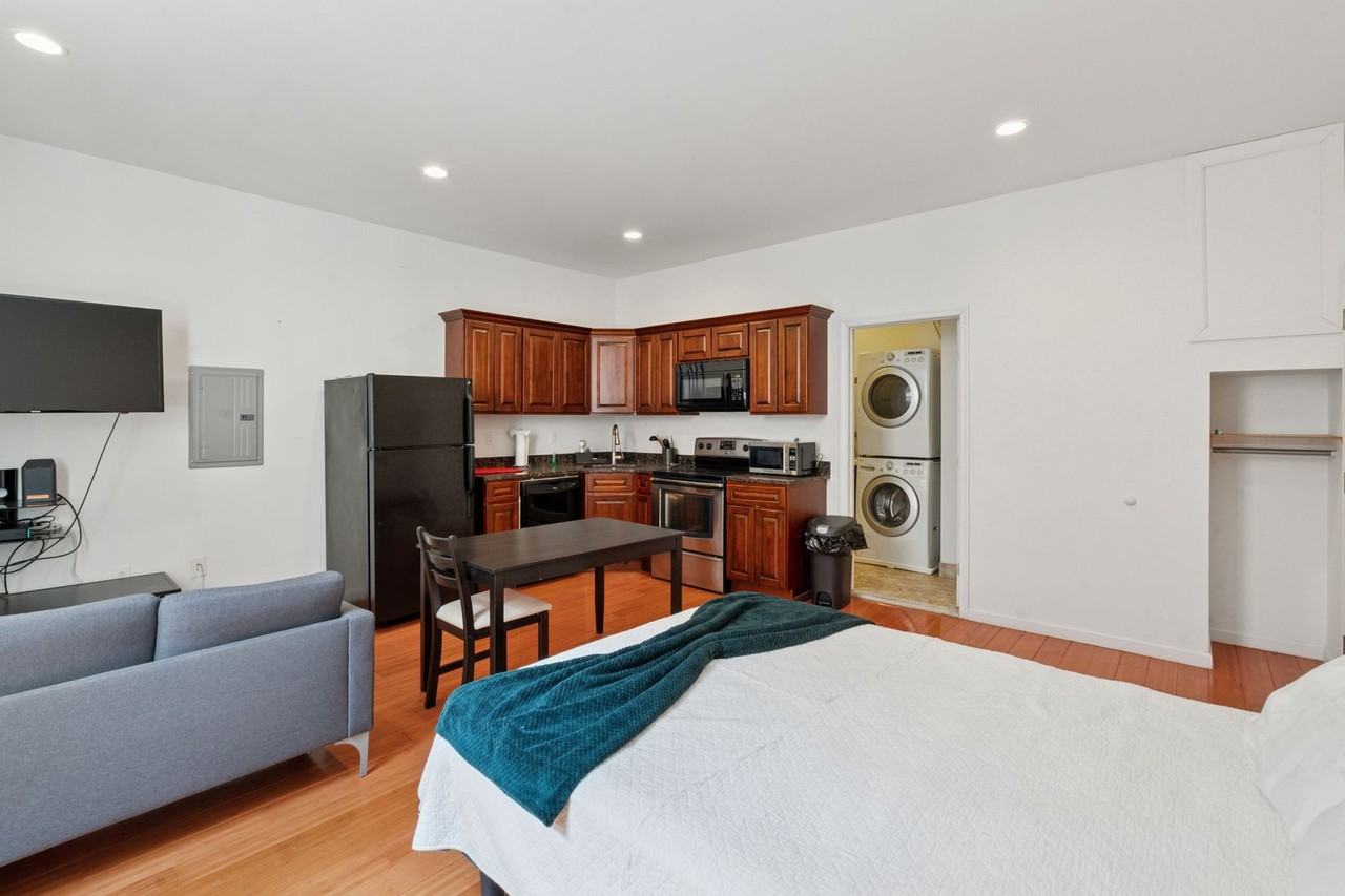 1204 Chestnut St - Photo 3 of 7