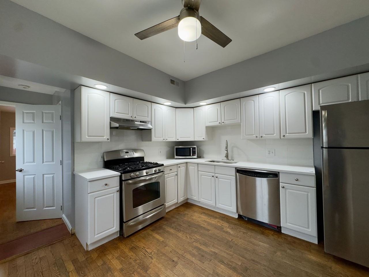 104 E Clement St - Photo 6 of 27