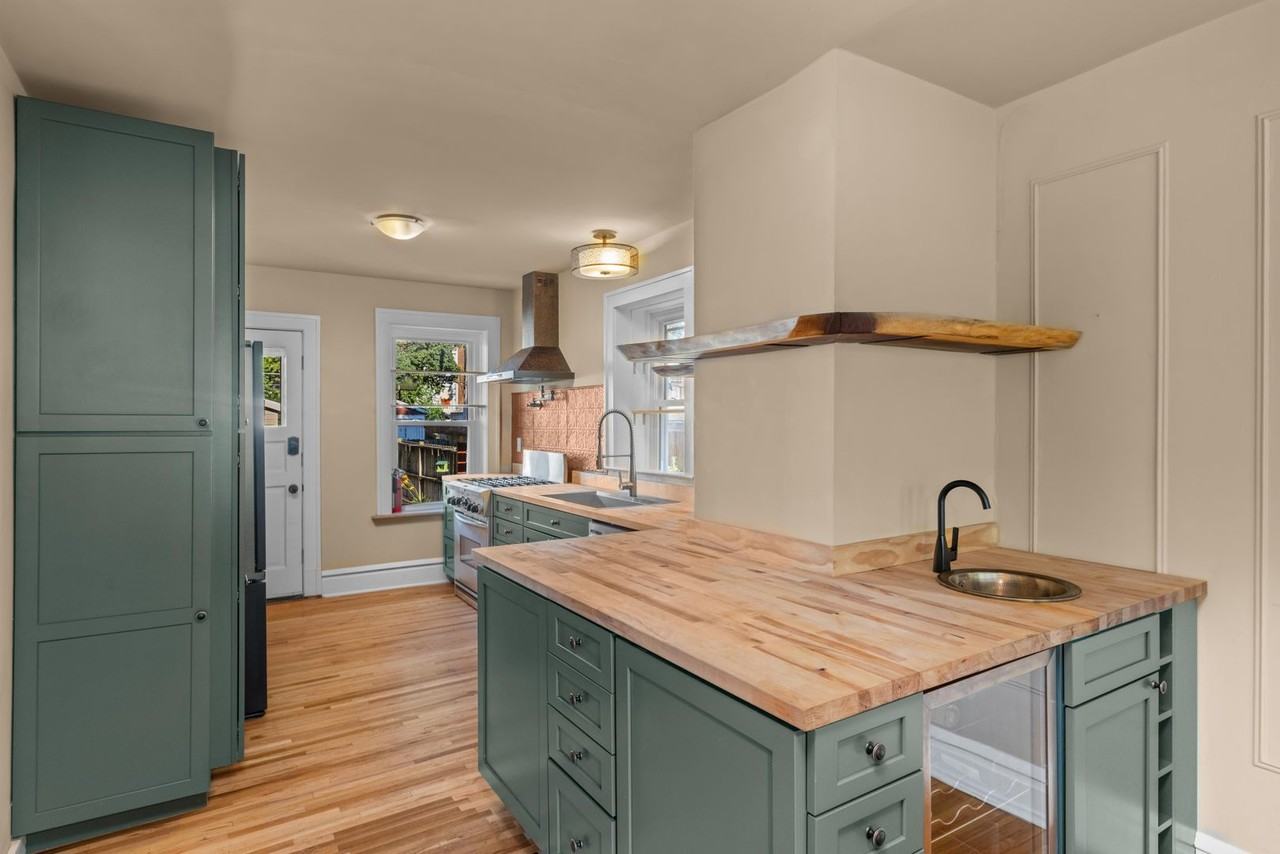 3124 Gurney Ave - Photo 4 of 32