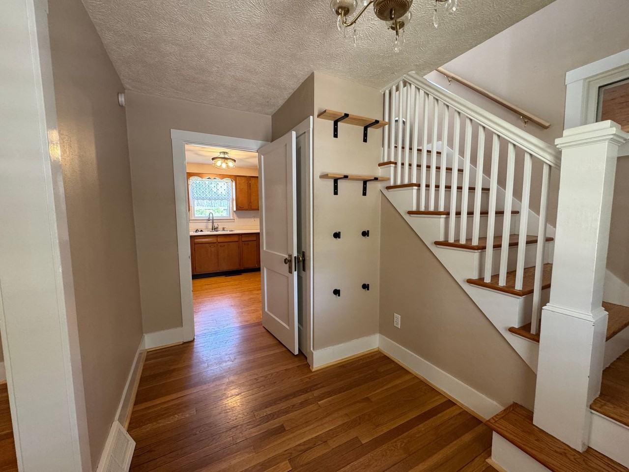 284 W Elizabeth St - Photo 6 of 19