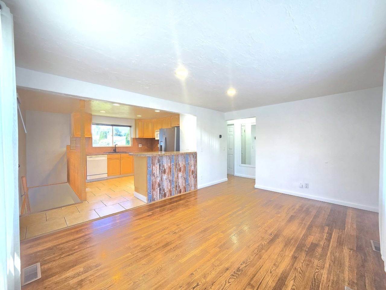 5621 N Hemlock St - Photo 2 of 33