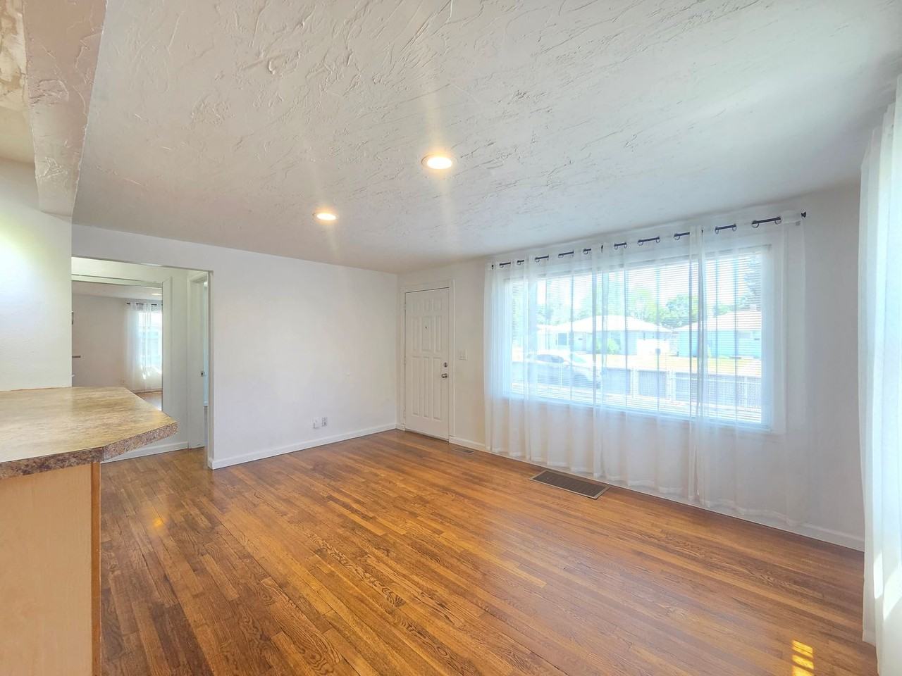 5621 N Hemlock St - Photo 4 of 33