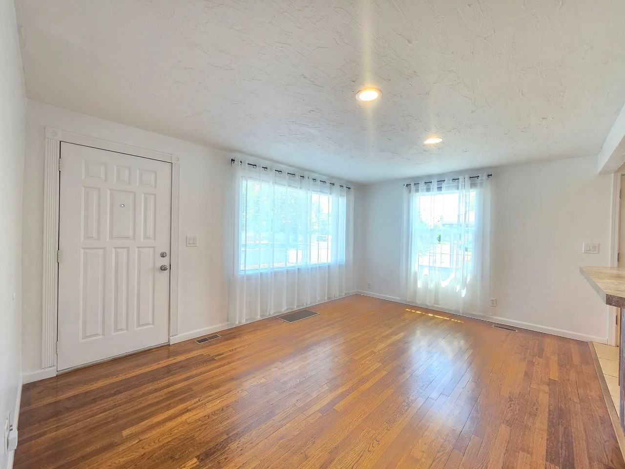 5621 N Hemlock St - Photo 5 of 33