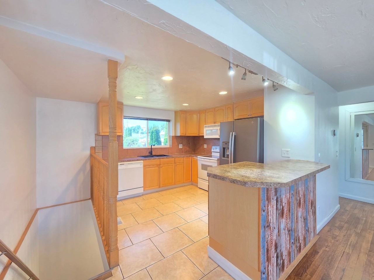 5621 N Hemlock St - Photo 6 of 33