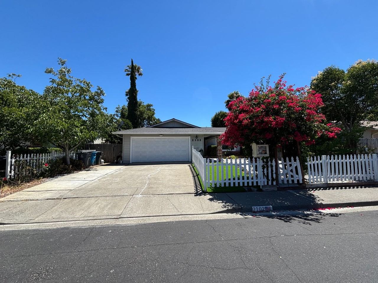 2102 California Dr - Photo 3 of 41